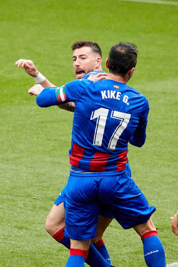 Los de Mendilibar obtienen su segunda victoria de la temporada en casa tras golear el Alavés. 