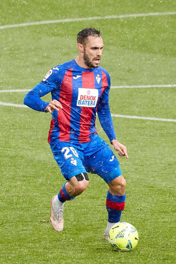 Los de Mendilibar obtienen su segunda victoria de la temporada en casa tras golear el Alavés. 