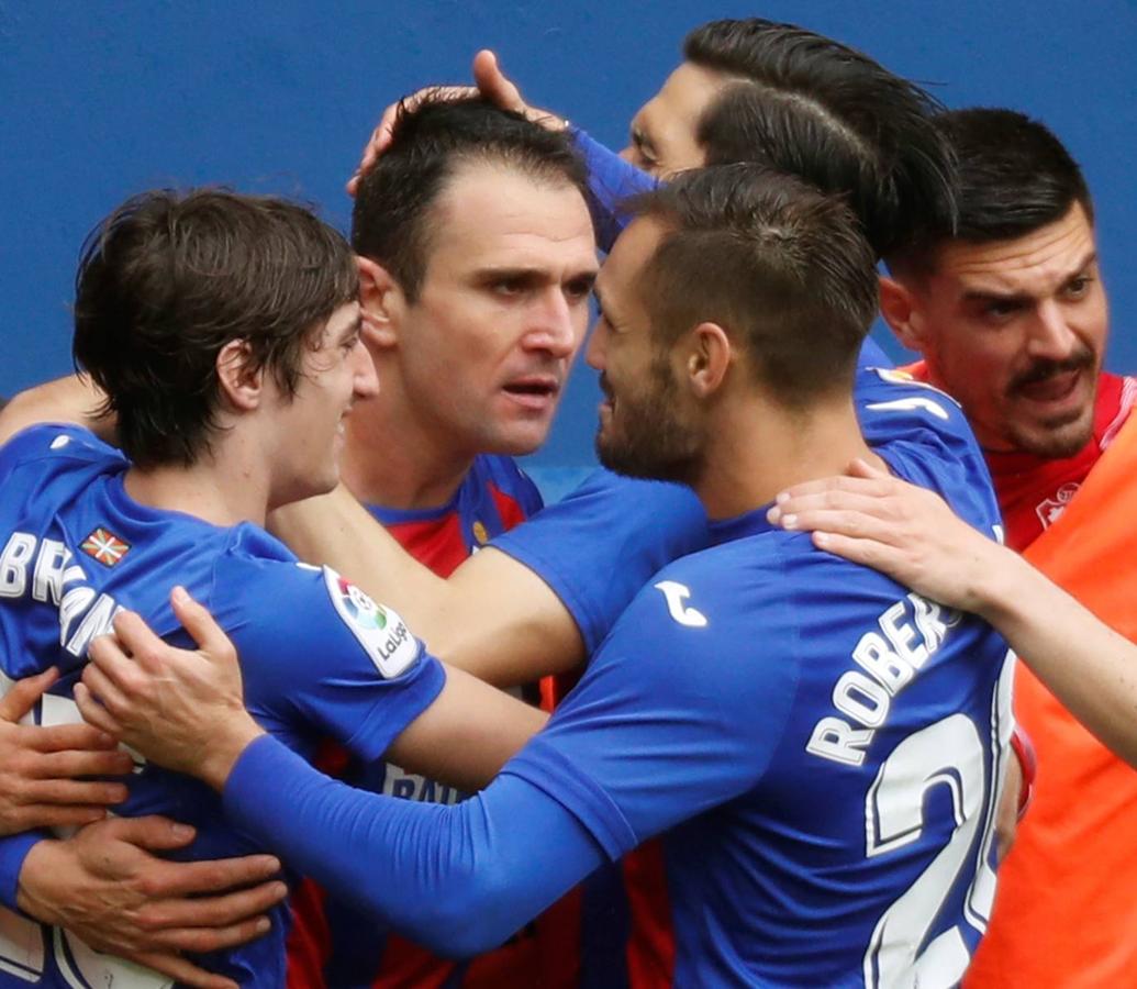 Los de Mendilibar obtienen su segunda victoria de la temporada en casa tras golear el Alavés. 