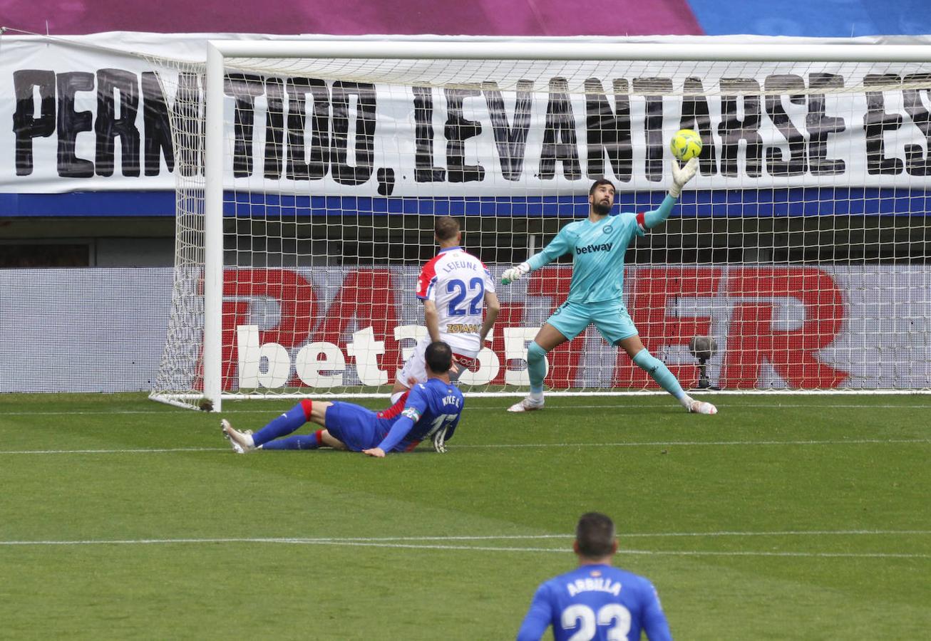 Los de Mendilibar obtienen su segunda victoria de la temporada en casa tras golear el Alavés. 