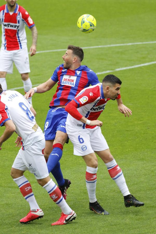 Los de Mendilibar obtienen su segunda victoria de la temporada en casa tras golear el Alavés. 