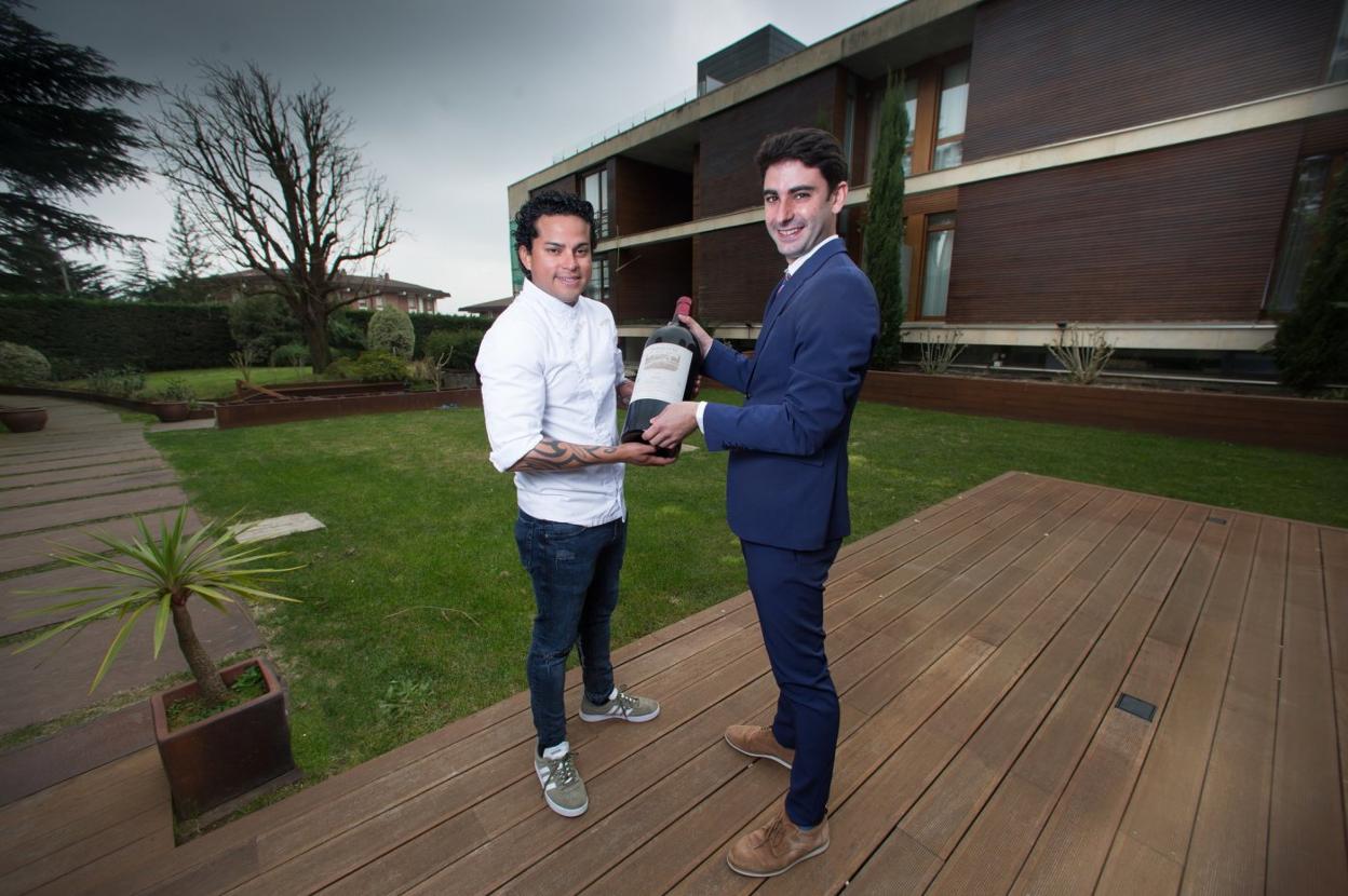 Abel Ibarra y Jon Dorronsorose ocupan de la cocina y la sala del restaurantedel Hotel Jaizkibel, respectivamente. 