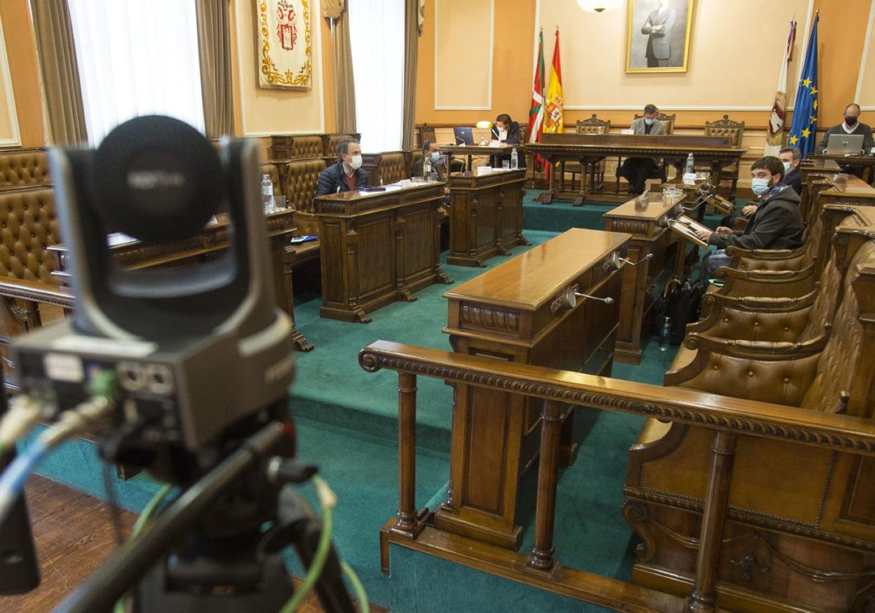 Imagen de la sesión plenaria de ayer que se celebró, como viene ocurriendo últimamente, en formato semipre-sencial con sólo los portavoces y el alcalde in situ y el resto de ediles participando telemáticamente. 