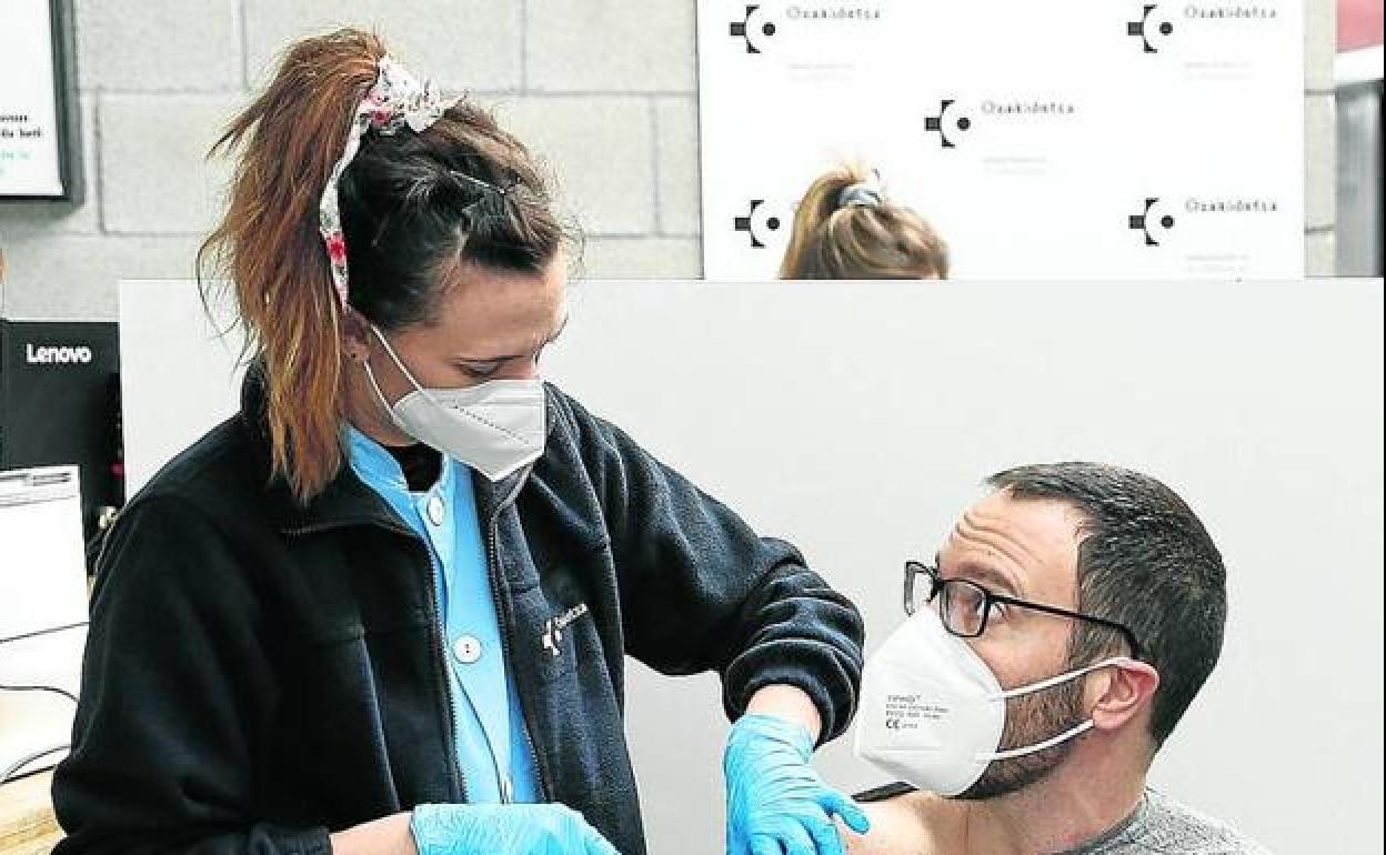 Vacunación Euskadi: La indecisión con AstraZeneca deja otro mes en el aire la segunda dosis de 95.000 vascos