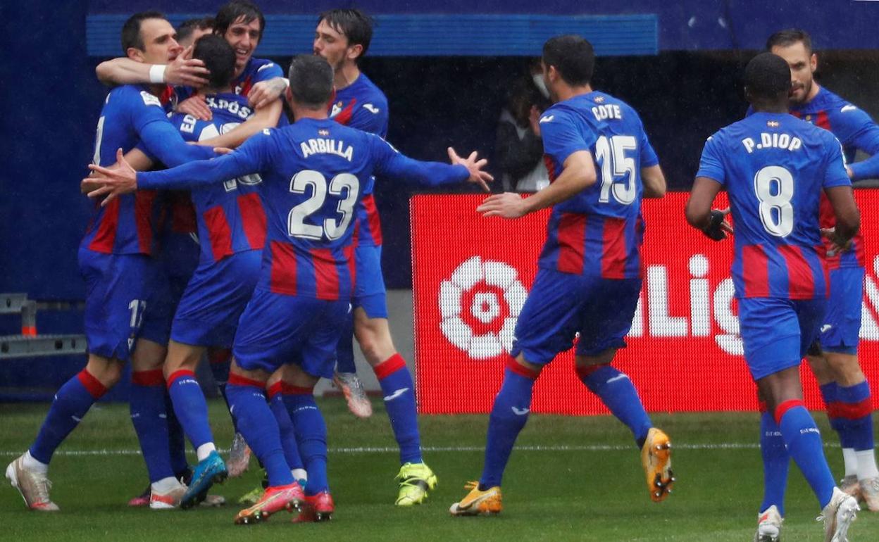 Los jugadores del Eibar celebran el gol de Kike García. 