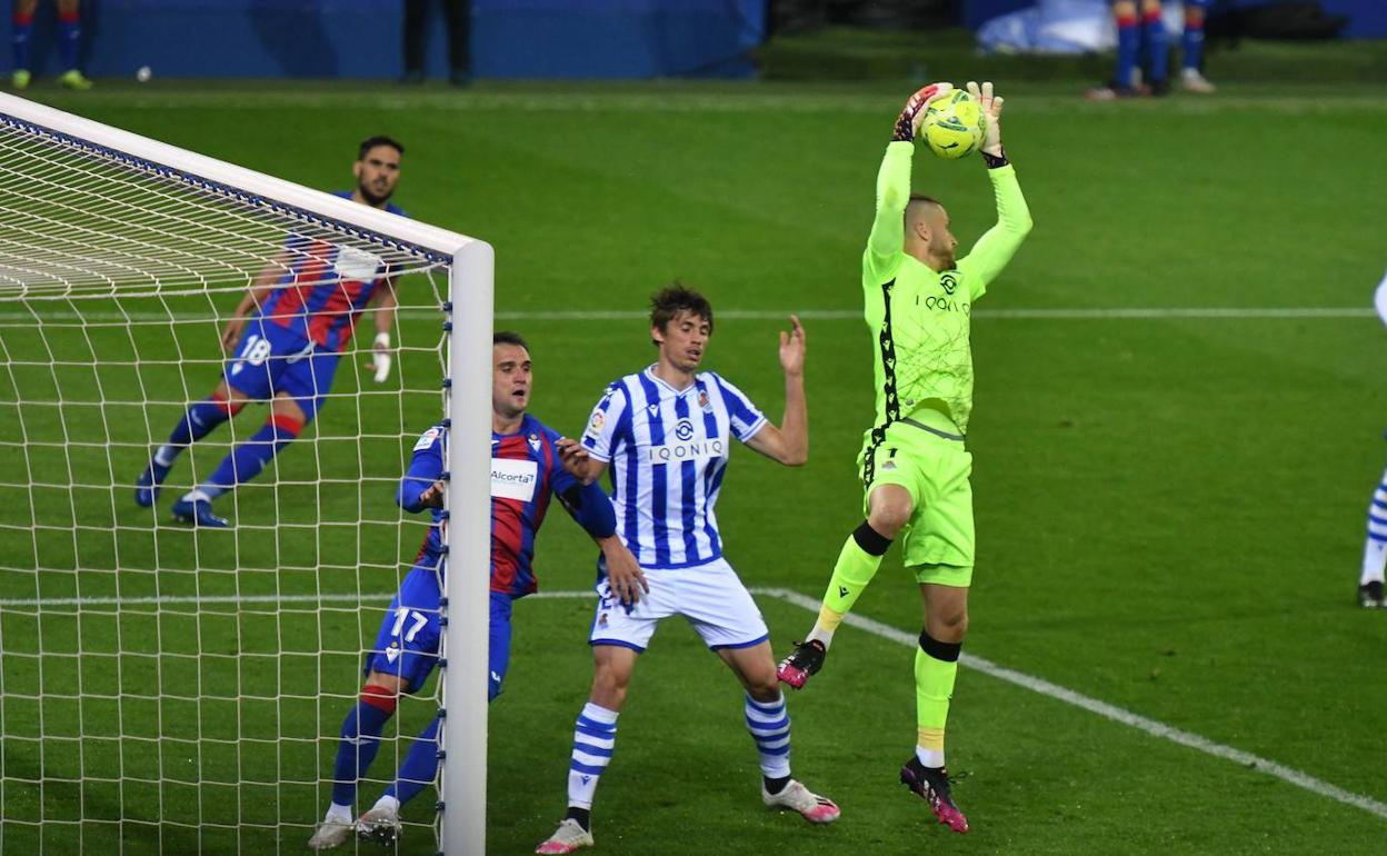 Remiro atrapa un balón por alto durante el partido ante el Eibar en Ipurua.