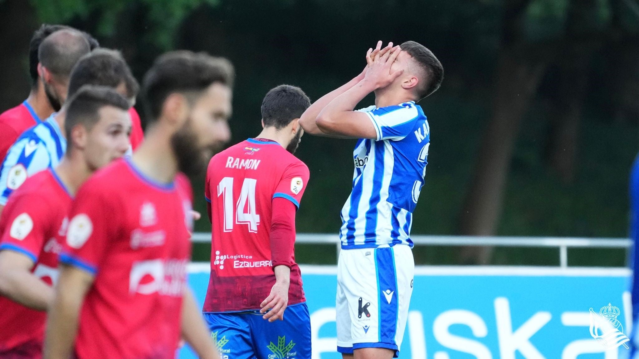 Karribakuru se lamenta tras fallar una ocasión. 