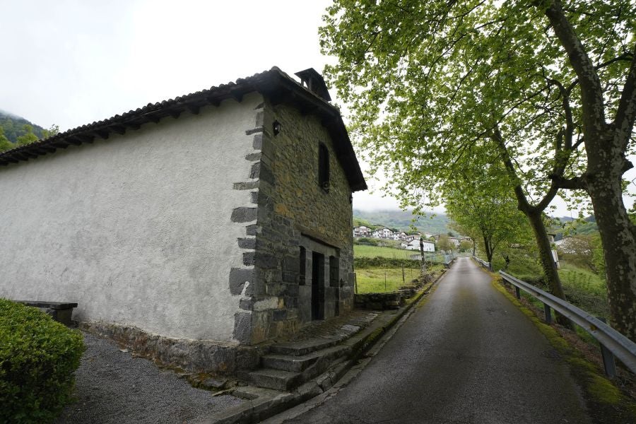 El mes de las flores convierte a Errezil, la localidad que se sitúa a los pies del monte Hernio, en el 'Jerte guipuzcoano' gracias a los miles de manzanos que se reparten por sus terrenos bajos. En este precioso rincón de Urola Costa, estos días el blancos de las flores de sus manzanos se mezcla con algunos tonos rosas, incluso fucsias en las abundantes flores que pueblan las ramas de árboles de extrañas formas.