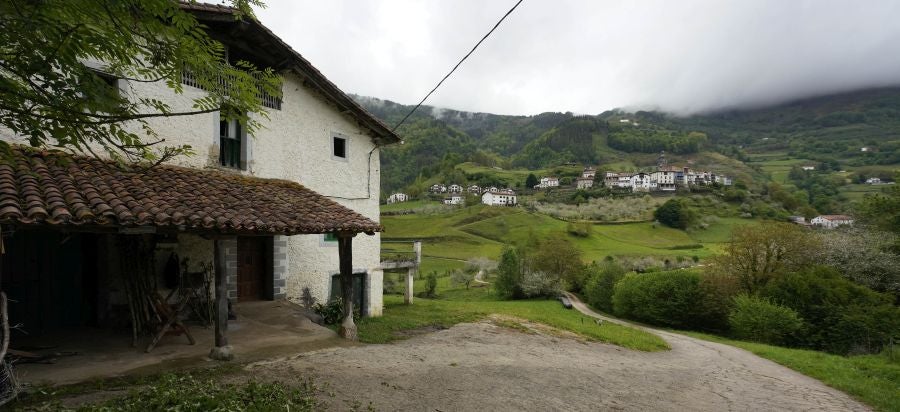 El mes de las flores convierte a Errezil, la localidad que se sitúa a los pies del monte Hernio, en el 'Jerte guipuzcoano' gracias a los miles de manzanos que se reparten por sus terrenos bajos. En este precioso rincón de Urola Costa, estos días el blancos de las flores de sus manzanos se mezcla con algunos tonos rosas, incluso fucsias en las abundantes flores que pueblan las ramas de árboles de extrañas formas.