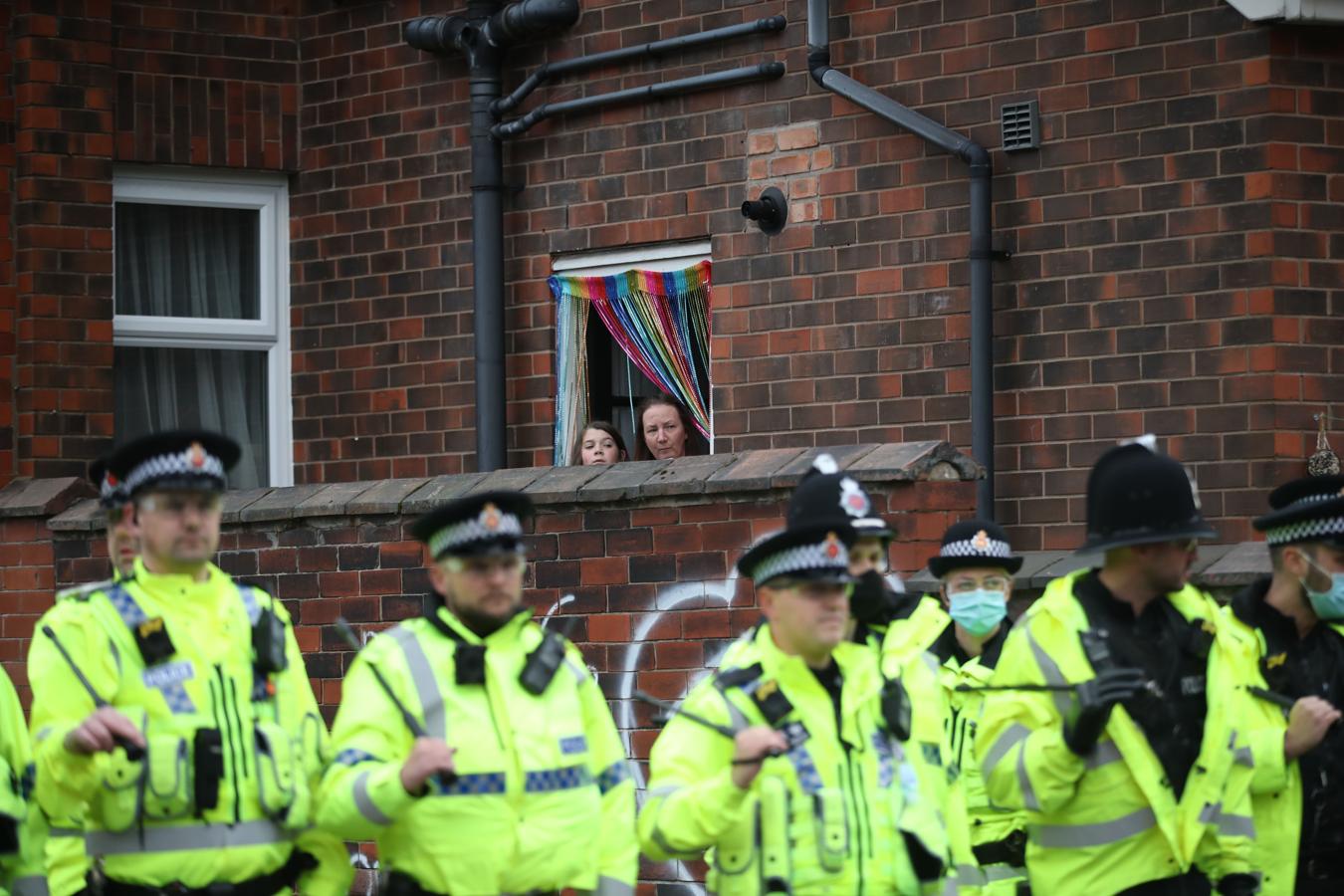 El encuentro podía ser decisivo, porque si el Liverpool gana en casa de su gran rival histórico, el Manchester City sería matemáticamente campeón de Inglaterra. 