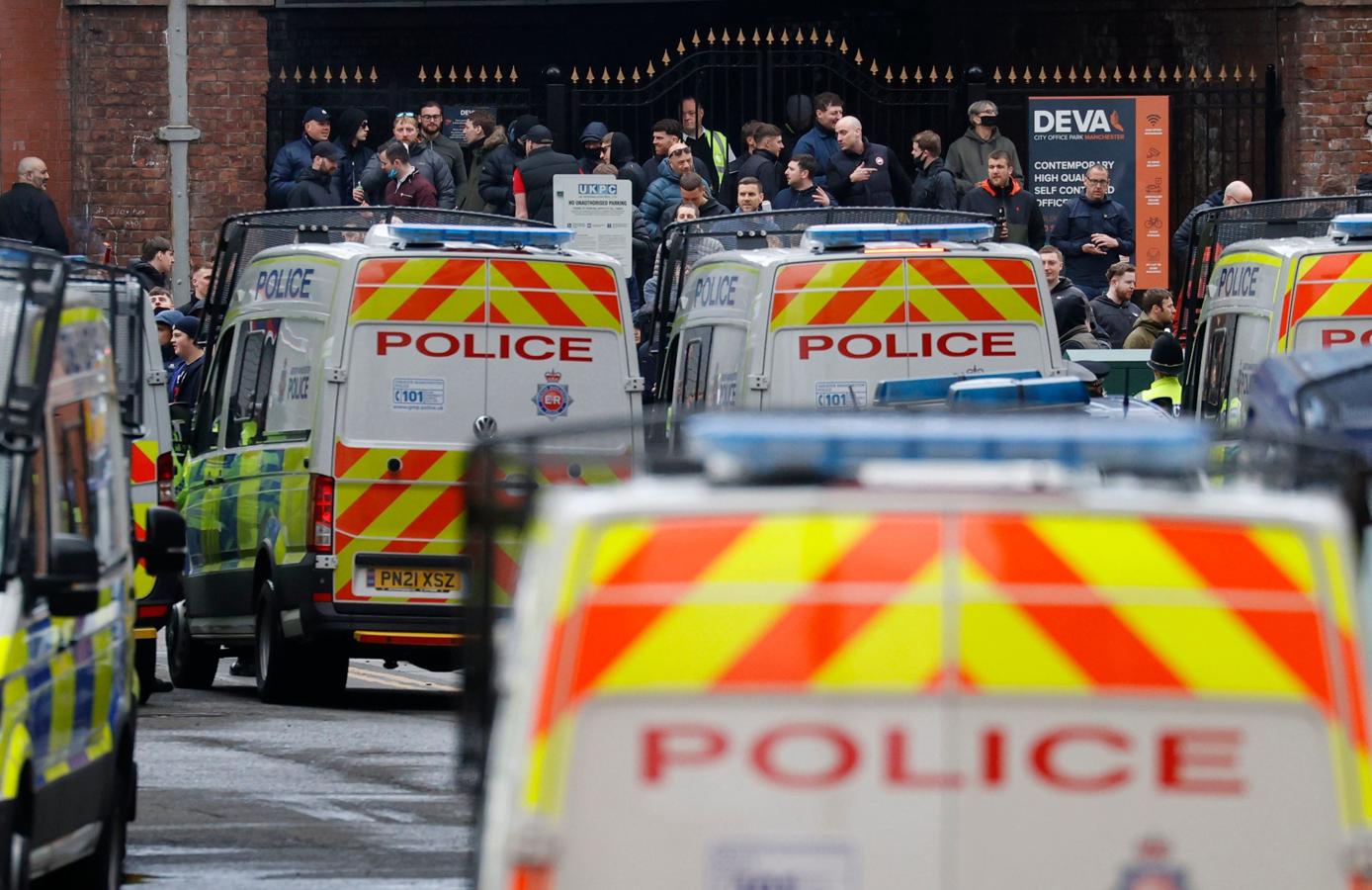 El encuentro podía ser decisivo, porque si el Liverpool gana en casa de su gran rival histórico, el Manchester City sería matemáticamente campeón de Inglaterra. 