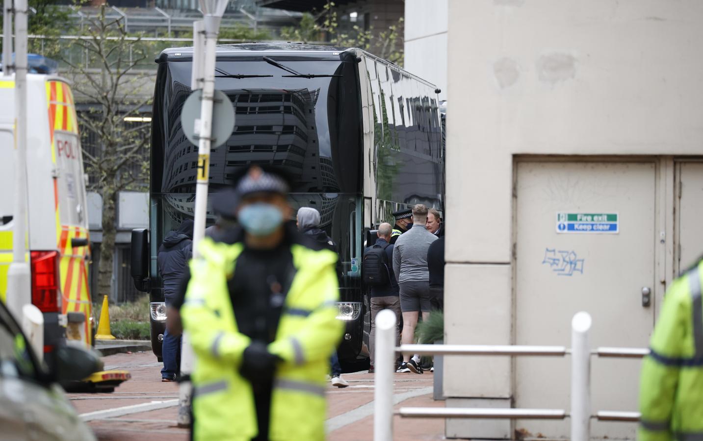 El encuentro podía ser decisivo, porque si el Liverpool gana en casa de su gran rival histórico, el Manchester City sería matemáticamente campeón de Inglaterra. 