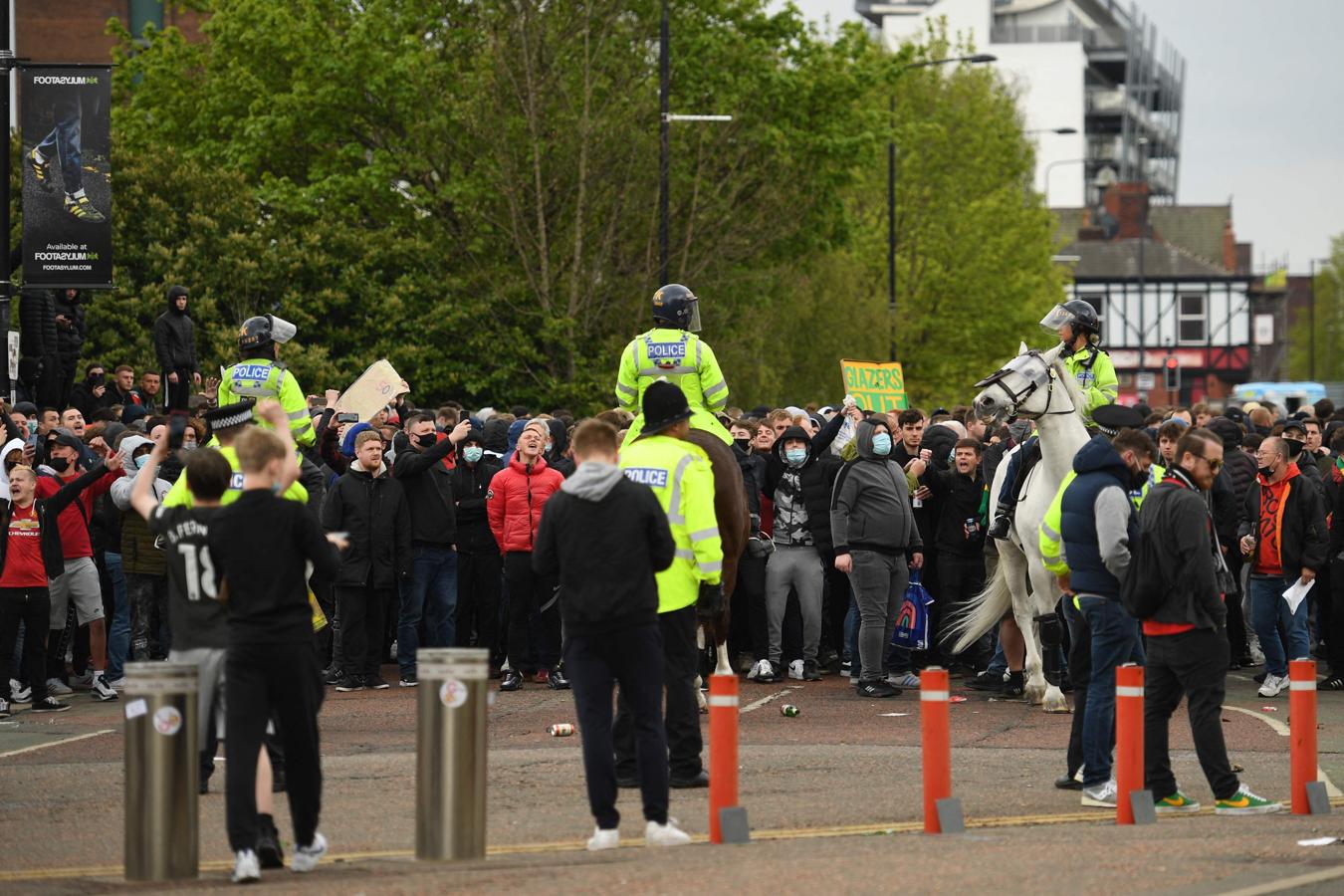 El encuentro podía ser decisivo, porque si el Liverpool gana en casa de su gran rival histórico, el Manchester City sería matemáticamente campeón de Inglaterra. 