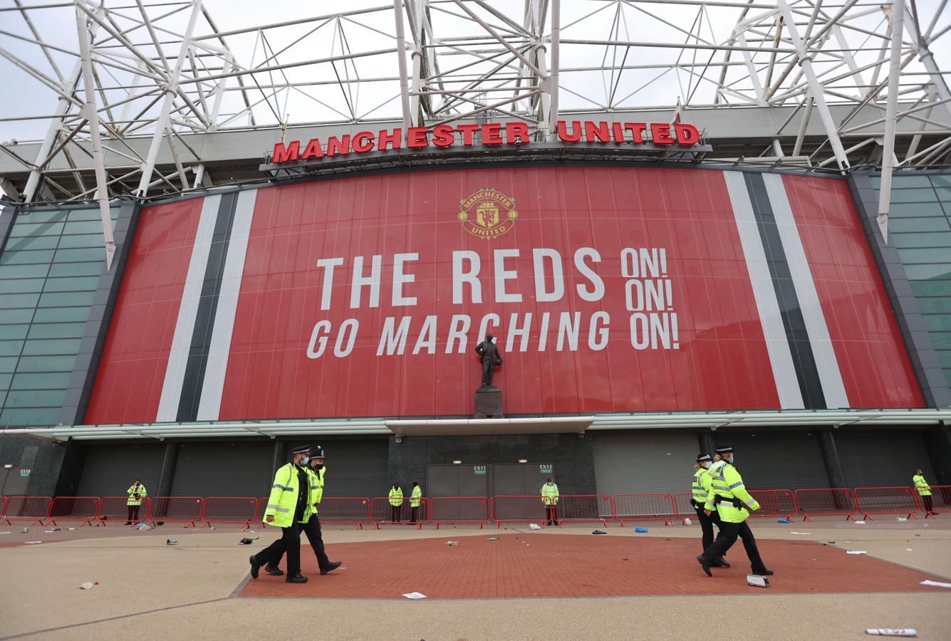 El encuentro podía ser decisivo, porque si el Liverpool gana en casa de su gran rival histórico, el Manchester City sería matemáticamente campeón de Inglaterra. 