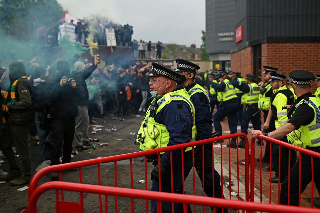 El encuentro podía ser decisivo, porque si el Liverpool gana en casa de su gran rival histórico, el Manchester City sería matemáticamente campeón de Inglaterra. 