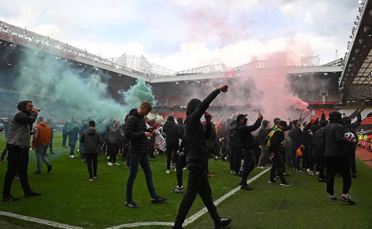Un asalto de aficionados a Old Trafford provoca la suspensión del Manchester United-Liverpool