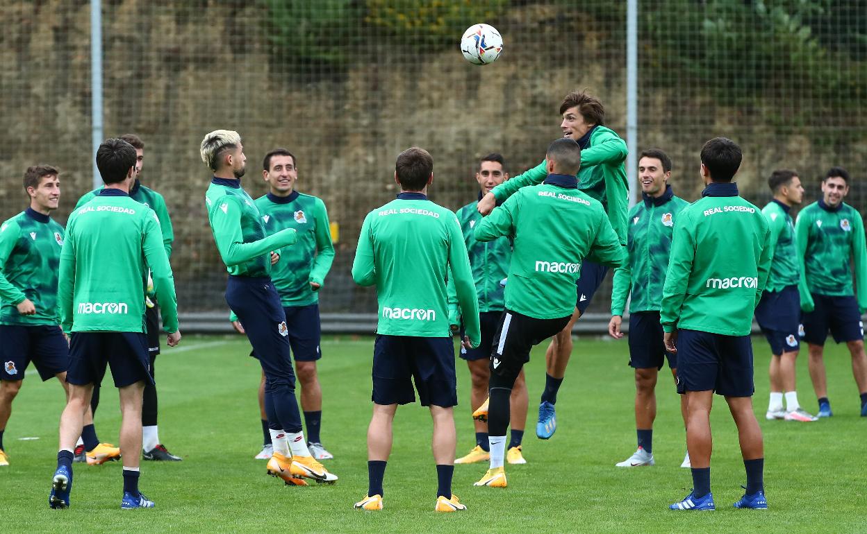 Le Normand se alza para ganar un balón por alto a pase de Januzaj en un entrenamiento en las instalaciones de Zubieta.