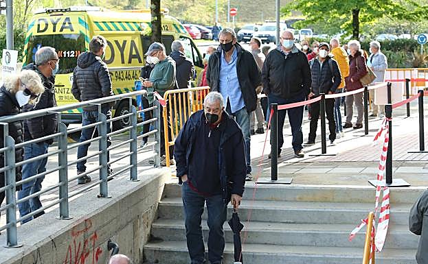 Una operación relámpago con AztraZeneca acelera la vacunación entre los 60 y 70 años