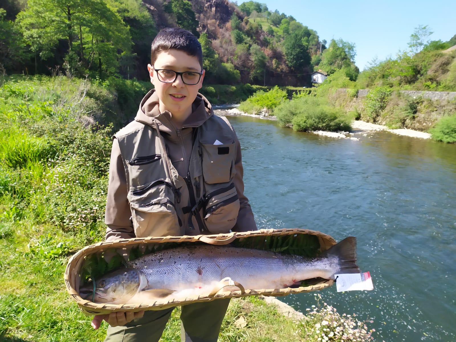 Endarlatsa. Ismael García muestra el ejemplar, de 7,8 kilos de peso, pescado casi debajo del puente que hace muga con Gipuzkoa.
