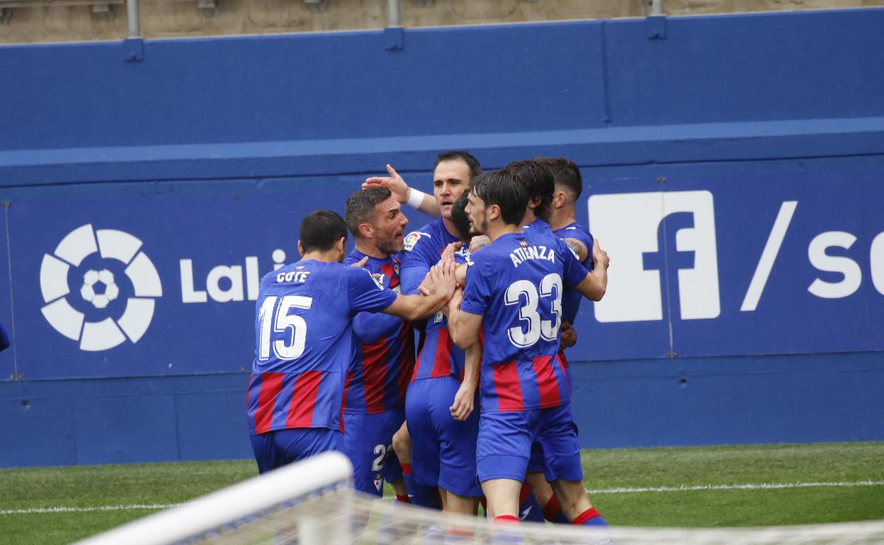 Los jugadores del Eibar celebran uno de los tres goles que marcó Kike García ante el Alavés.