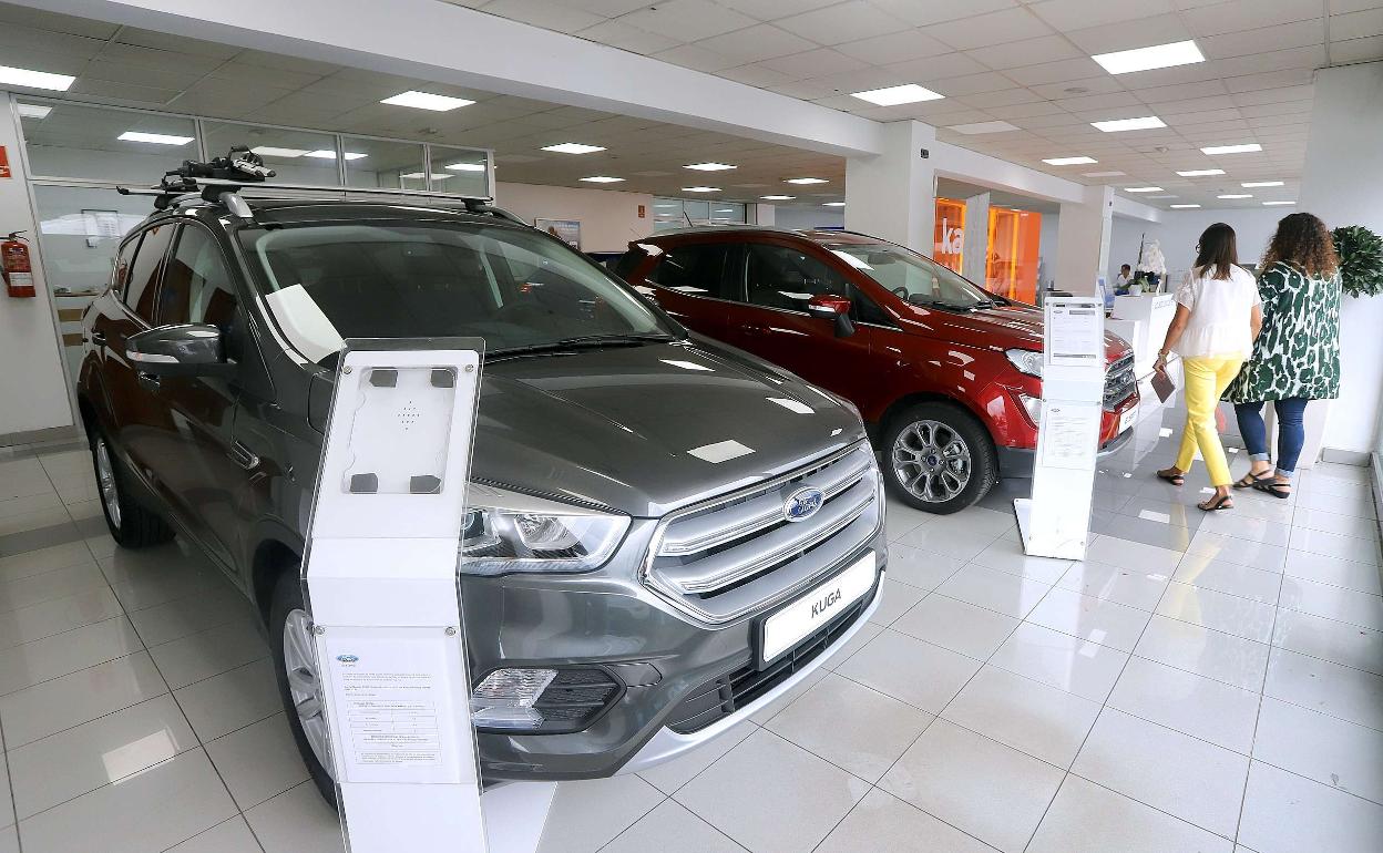 Dos clientas acuden al concesionario de Ford en Oiartzun. 