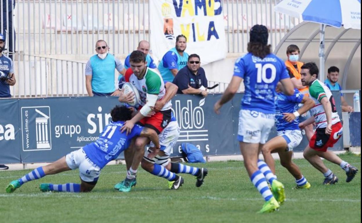Un jugador del Hernani trata de avanzar, ayer ante La Vila.