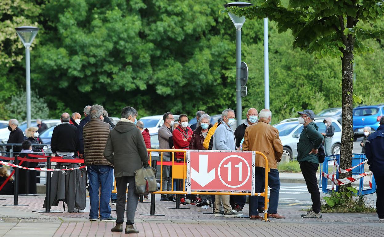 Cola en el vacunódromo de Illunbe para vacunarse el fin de semana.