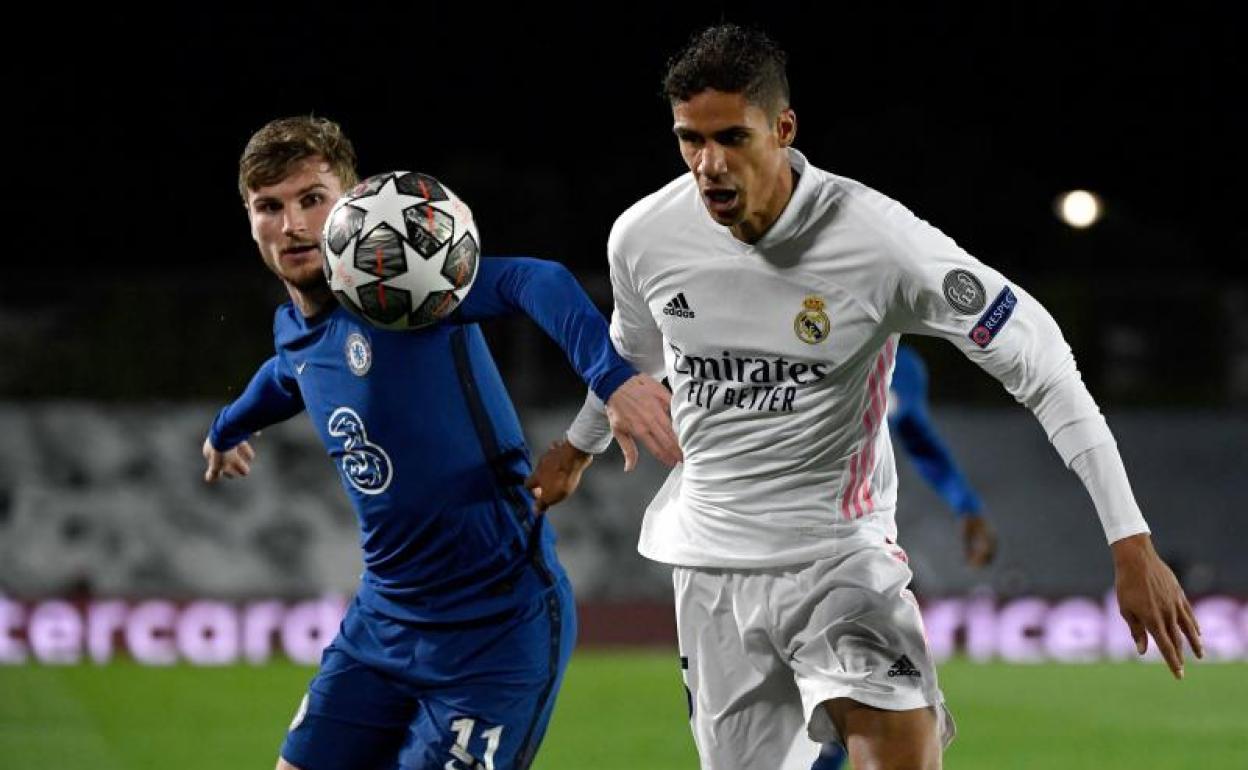 Varane lucha por un balón con Werner durante el duelo contra el Chelsea en el Alfredo Di Stéfano. 