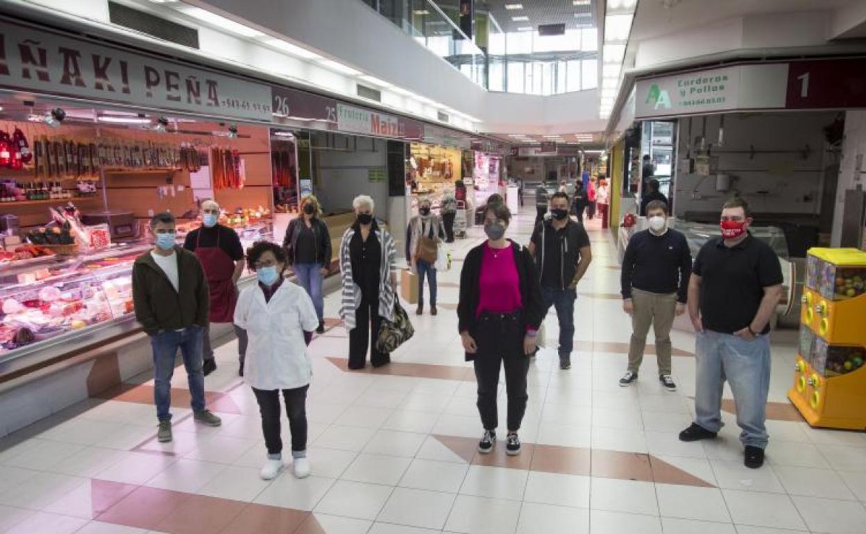 Comerciantes, hosteleros y Ayuntamiento han presentado en MerkaIrun la tercera edición de los bonos de consumo local. 