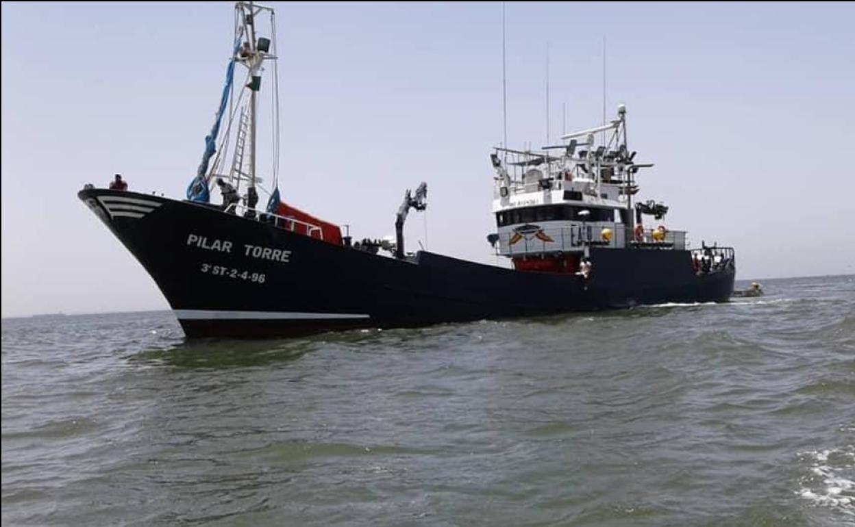 Uno de los barcos que faenan en aguas de Senegal, pero que ahora permanecen amarrados.