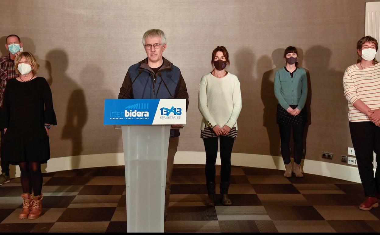Seis de los ocho encausados en el juicio, en la rueda de prensa de este lunes en Bilbao.