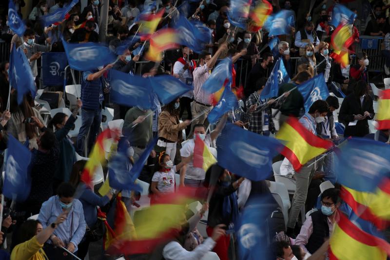 Al poco de comenzar el recuento electoral, decenas de personas se acercaban a la sede del PP.