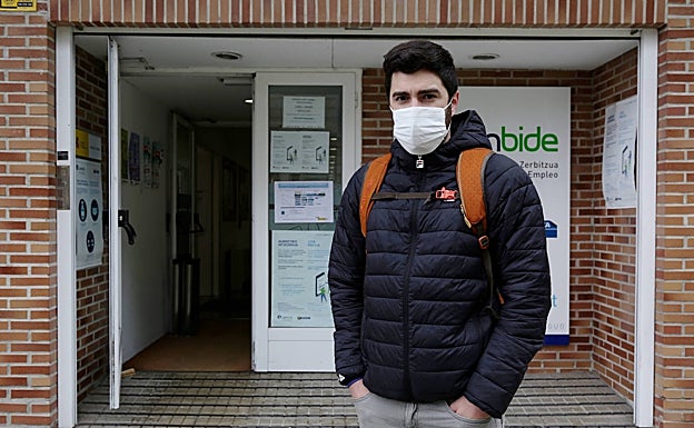 A la espera de la resolución de la beca, Iñigo ha pedido la prestación «para ir tirando». 