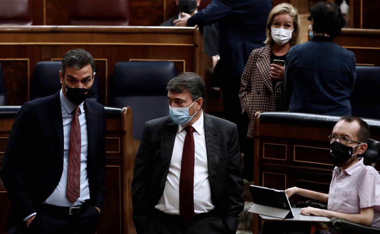Pedro Sánchez y Aitor Esteban, en el Congreso de los Diputados.
