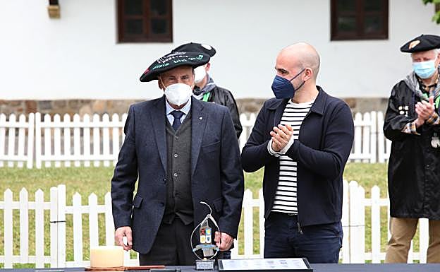 Imagen principal - Diferentes momentos del acto del corte del queso este miércoles en Ordizia.