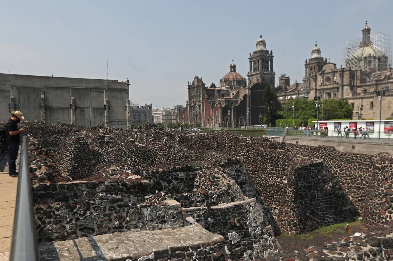 La zona arqueológica en el centro de Ciudad de México reabrió este martes sus puertas bajo protocolos sanitarios después de más de un año de cierre debido a la pandemia del coronavirus.