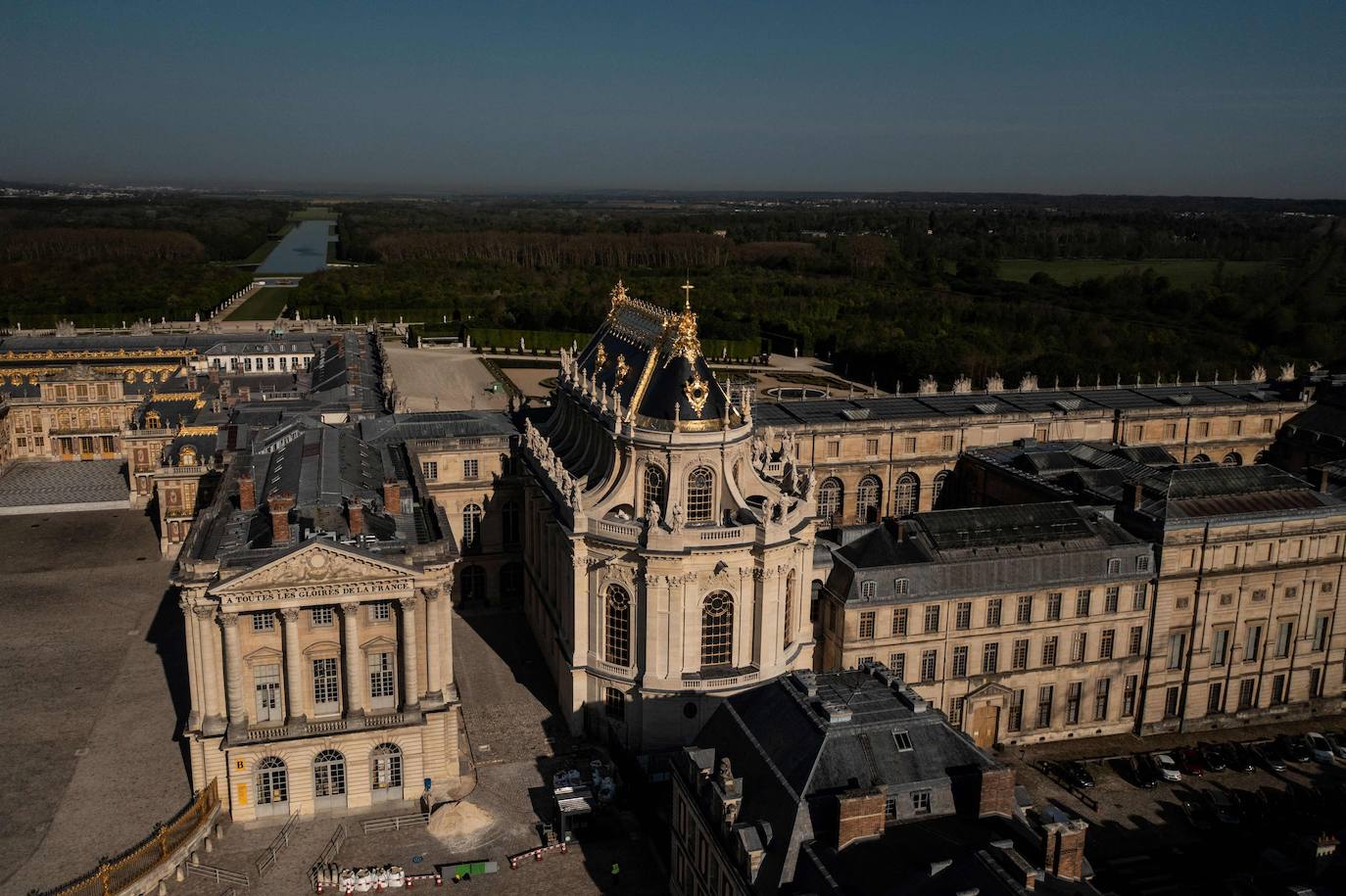 Las imágenes aéreas muestran el Palacio de Versalles (Chateau de Versailles), en las afueras de París, tras las obras de renovación de la Capilla Real. El Palacio de Versalles desempeñó las funciones de residencia real desde 1682 hasta 1789 y constituye uno de los complejos arquitectónicos más importantes de Europa.