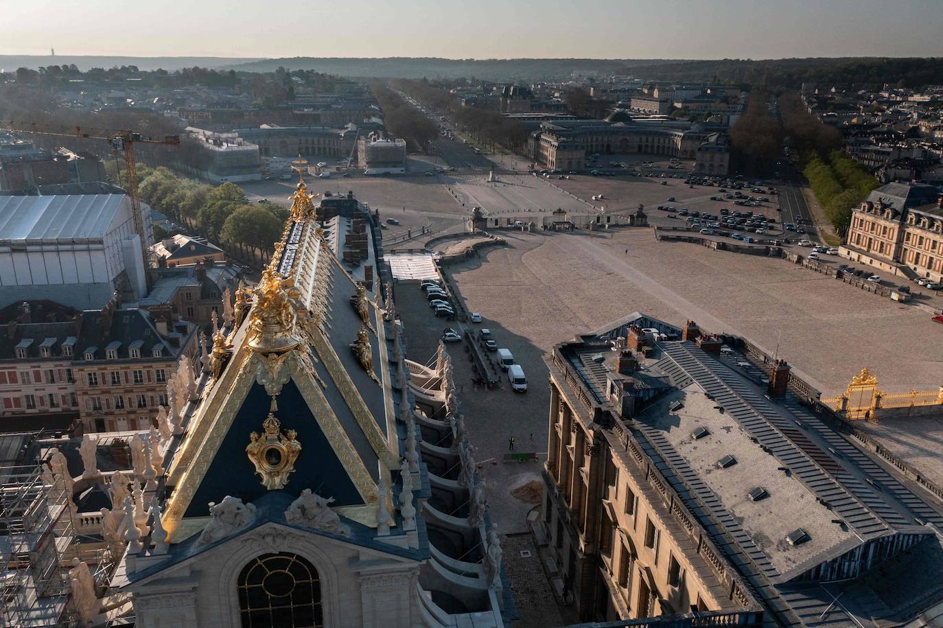Las imágenes aéreas muestran el Palacio de Versalles (Chateau de Versailles), en las afueras de París, tras las obras de renovación de la Capilla Real. El Palacio de Versalles desempeñó las funciones de residencia real desde 1682 hasta 1789 y constituye uno de los complejos arquitectónicos más importantes de Europa.