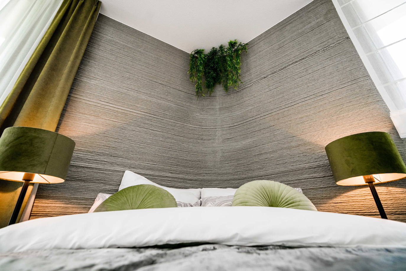 Los comerciantes jubilados Elize Lutz y Harrie Dekkers hicieron un recorrido por La casa de dos dormitorios, se realizó con la impresión de 24 bloques en una fábrica cercana. Después, la casa fue ensamblada en una parcela ubicada en la ciudad de Eindhoven, Holanda. 