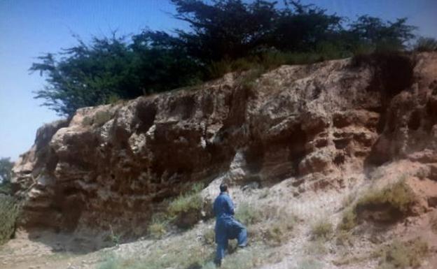 Imagen principal - Miguel Gutiérrez-Garitano inspecciona el túmulo, y varios detalles del lugar.