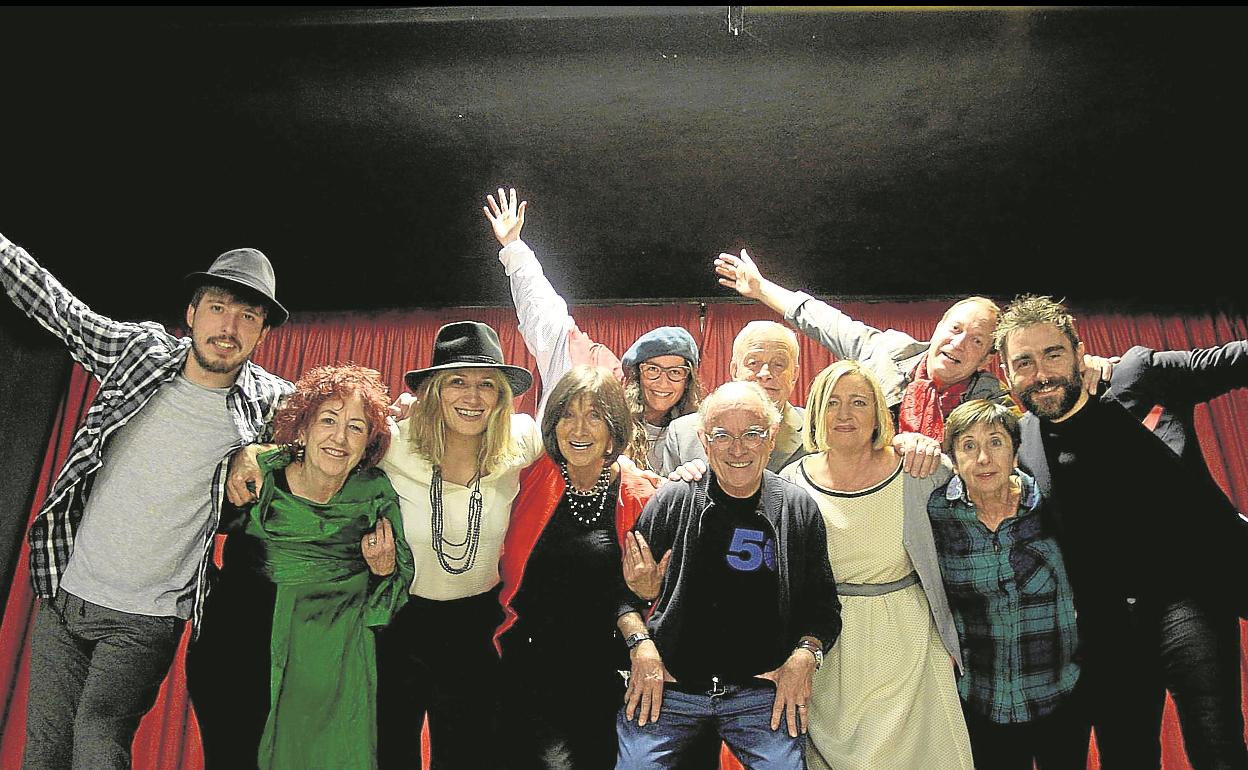 La compañía celebró en 2015 su cincuentenario con esta imagen. A la izquierda, de verde, Karmele Alza, que falleció en 2017.