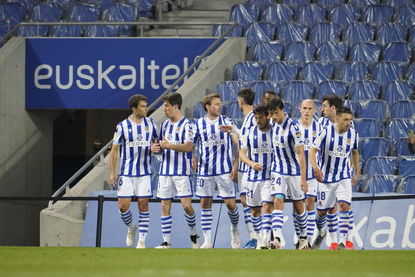 Fotos: Las mejores imágenes del Real Sociedad - Elche