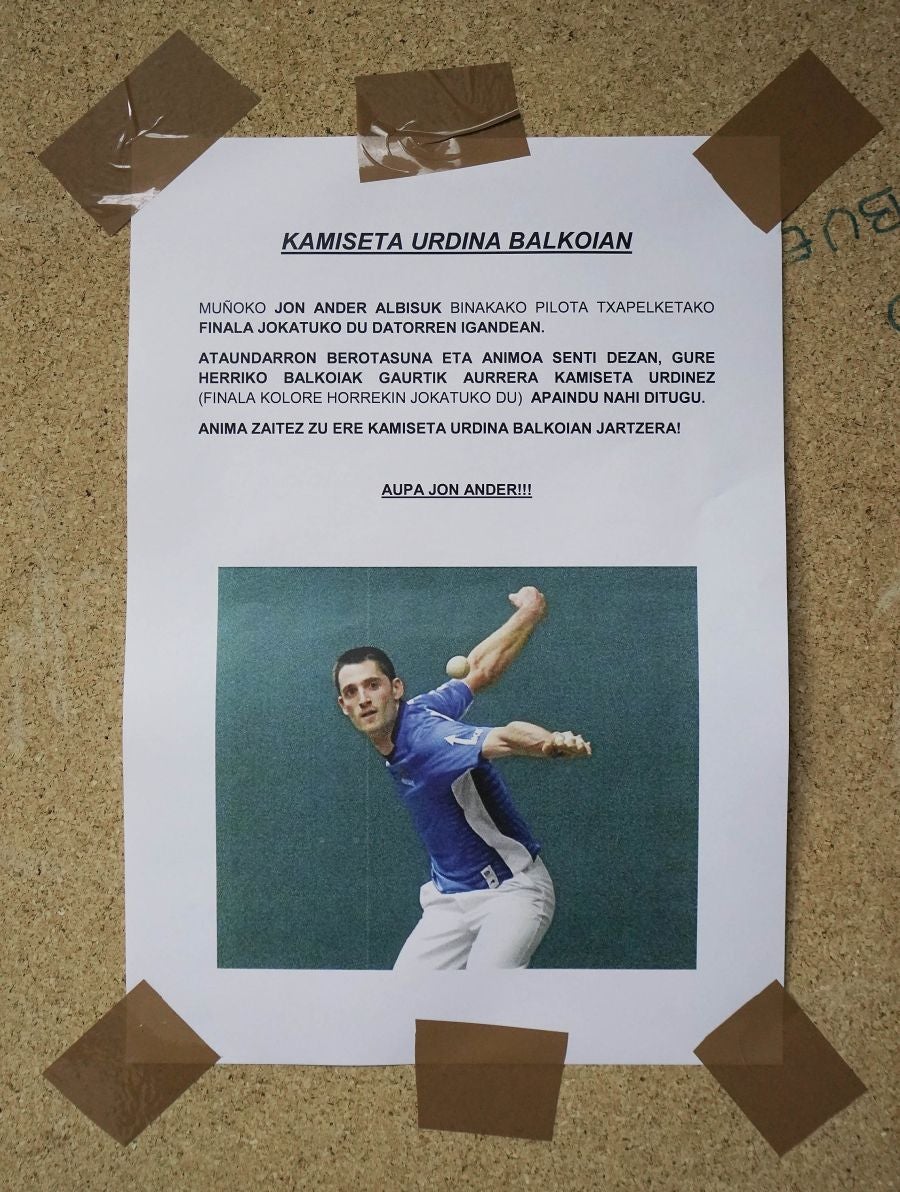 Niños de la escuela de pelota de Ataun junto a sus monitores muestran en el frontón Auzoeta su pancarta de apoyo a Peña II y Albisu