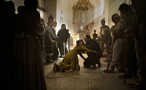 Imagen principal - Goiko argazkian, Haizea Carneros eta Joxean Bengoetxea filmeko eszena batean. Gainerakoetan, bigarren film luzea zuzendu duen Igor Legarrea eta aurrenekoan parte hartu duen aktore gaztea.