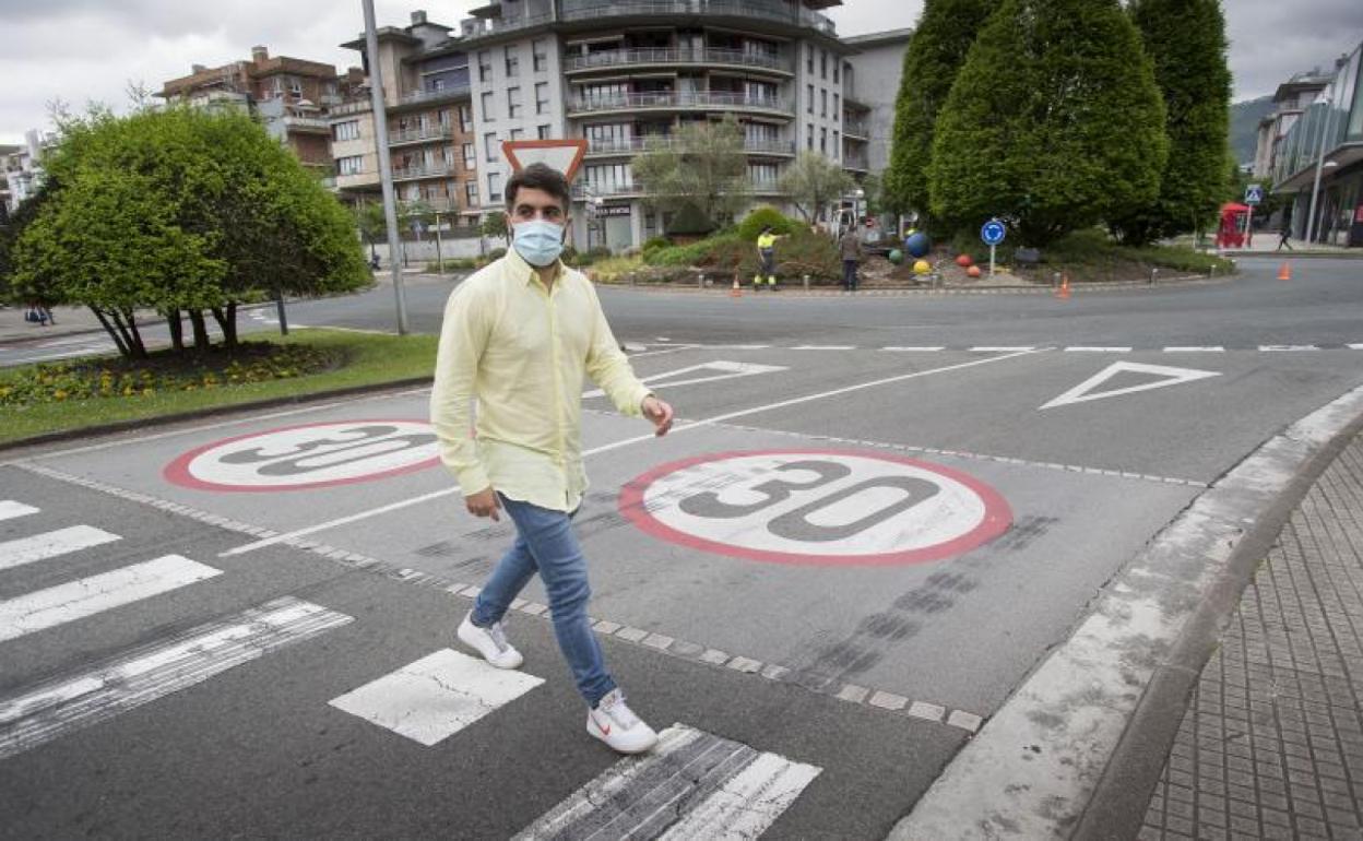 El delegado de Movilidad, Borja Olazabal, en el punto donde comienza el Irun 30 en Osinbiribil, a la salida de la variante. 