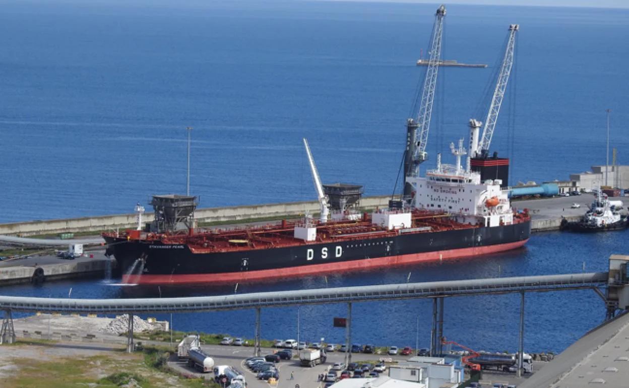 El buque 'Stavanger Pearl', de bandera noruega, permanece confinado en el Puerto Bilbao.