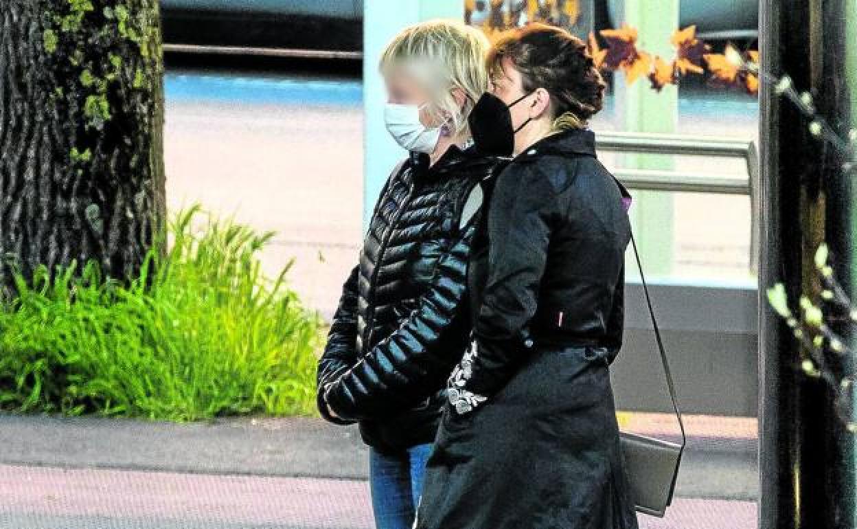 Miren Larrion, el pasado 15 de abril, en el acceso principal al Palacio de Justicia. 