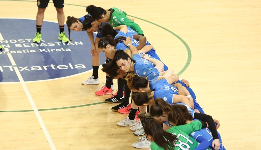 Las guipuzcoanas vuelven a levantar un título más y convertirse así por séptima vez en campeón de la Liga Guerreras Iberdrola. Para ello, solo tenían que sumar un punto, no obstante, el marcador ha terminado 30-20 para las locales. 