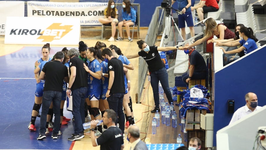 Las guipuzcoanas vuelven a levantar un título más y convertirse así por séptima vez en campeón de la Liga Guerreras Iberdrola. Para ello, solo tenían que sumar un punto, no obstante, el marcador ha terminado 30-20 para las locales. 