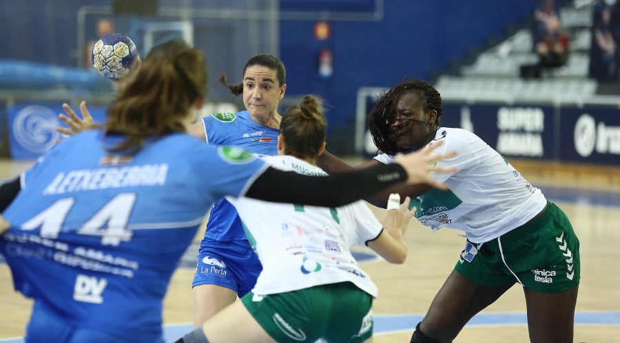 Las guipuzcoanas vuelven a levantar un título más y convertirse así por séptima vez en campeón de la Liga Guerreras Iberdrola. Para ello, solo tenían que sumar un punto, no obstante, el marcador ha terminado 30-20 para las locales. 